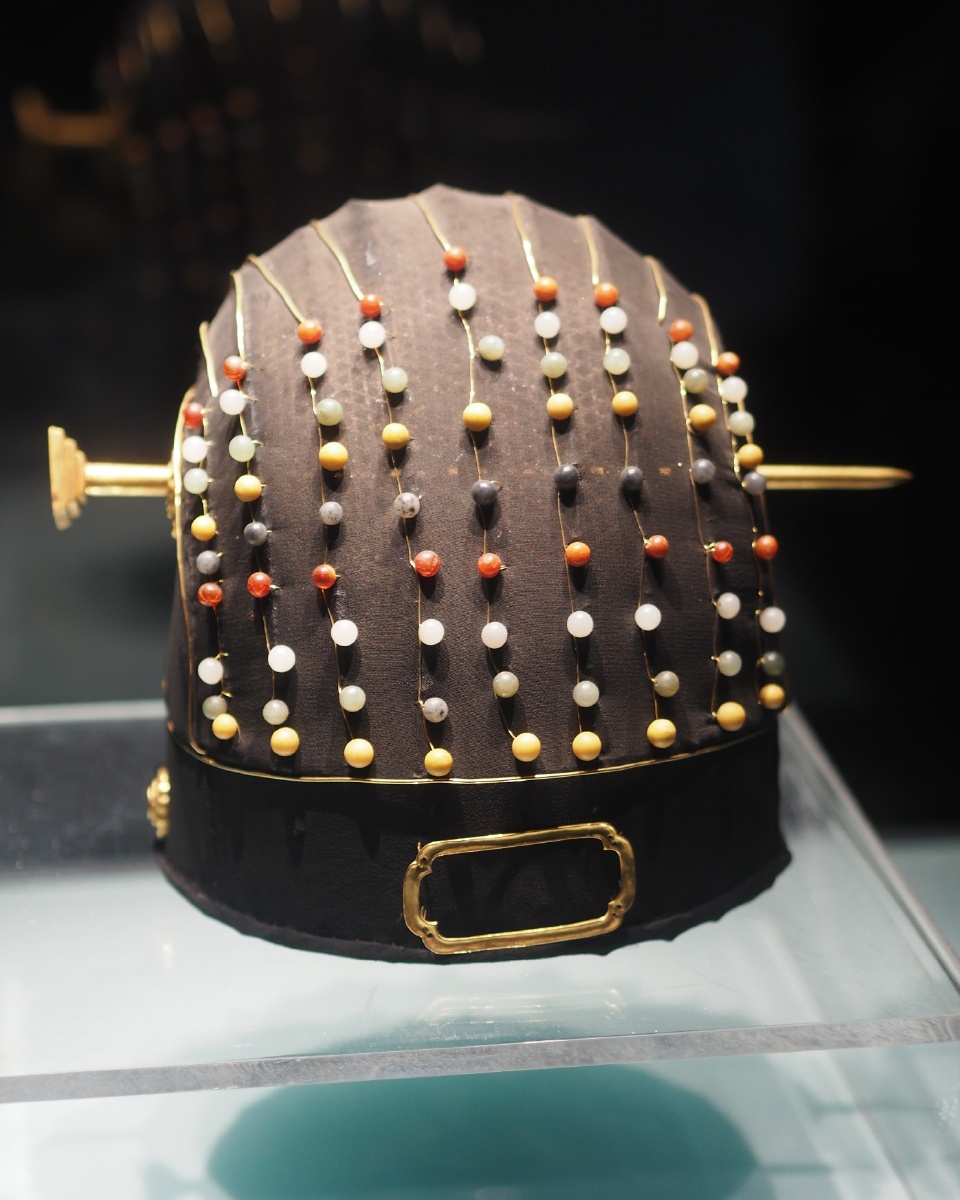 弁一种比较尊贵的帽子古时贵族在打猎、征战时佩戴。弁有爵弁、皮弁之分。爵弁外形像冕但没有旒；皮弁则是用白鹿皮做成尖顶类似现在的瓜皮帽鹿皮各个缝合处缀有一行行闪光的小玉石看上去像星星一样《诗经》说“会弁如星”。《历代帝王图》中陈废帝和陈文帝佩戴的就是皮弁。